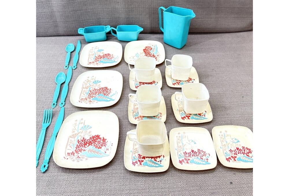 Vintage 1950s IRWIN 25-Piece Child’s Toy Dish Set–Plates Cups Pitcher & Utensils